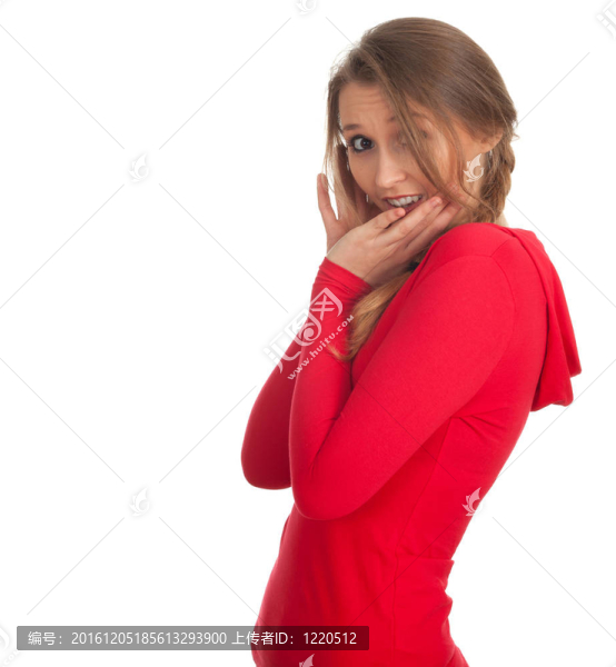 受驚的年輕女子雙手放在臉上