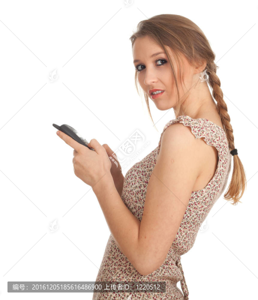 穿鮮艷衣服的年輕女子帶手機