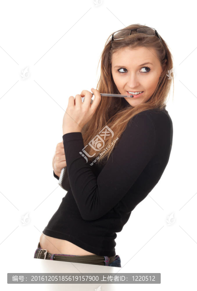 微笑美麗的年輕女子在黑色上衣與筆在嘴里