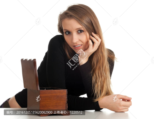 美麗的年輕女子與木制首飾盒