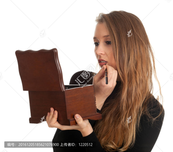 年輕漂亮的女人披上唇線