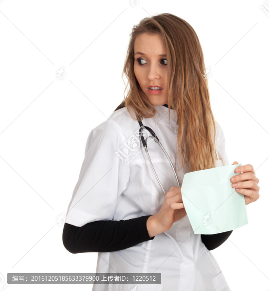 女醫(yī)生用聽診器；保持信封