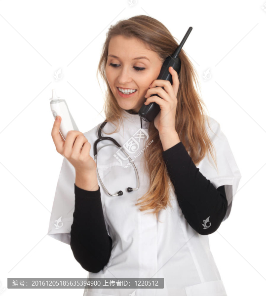年輕的女醫(yī)生用聽診器在手機和控股的醫(yī)療工具