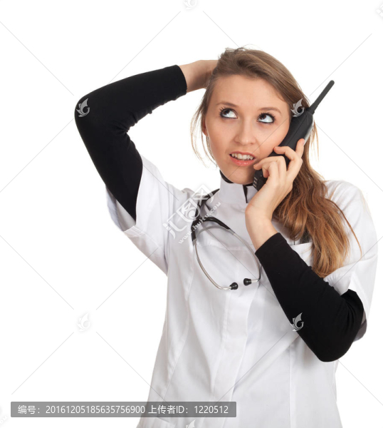 年輕的女醫(yī)生用聽診器在手機和控股