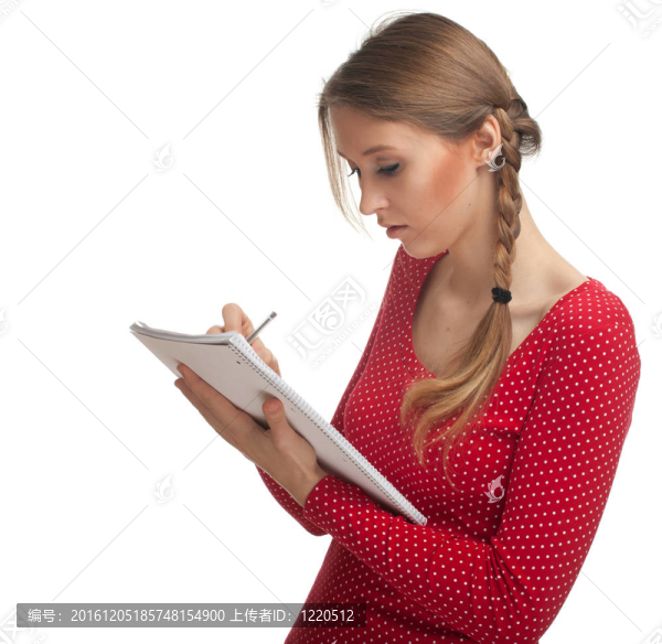 穿著紅色襯衫的年輕女子在筆記本上寫字