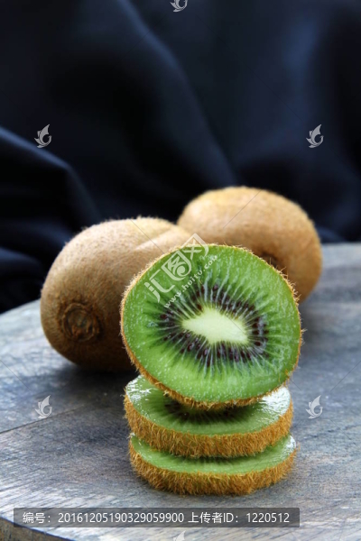 新鮮成熟獼猴桃葉