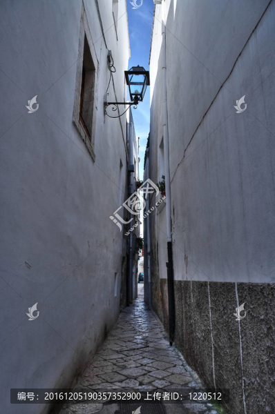 小巷。魯?shù)倮麃喼Z。Apulia。