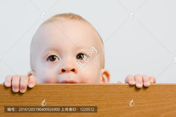 眼睛明亮的嬰兒或兒童