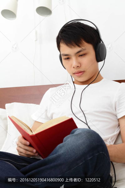 男人在床上看書
