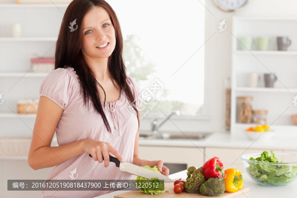 可愛女人切菜