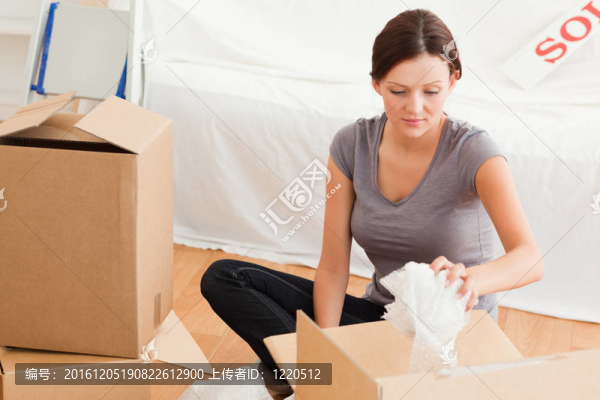 年輕女人清理