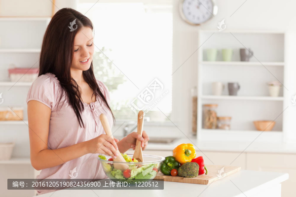 可愛(ài)女人拌沙拉