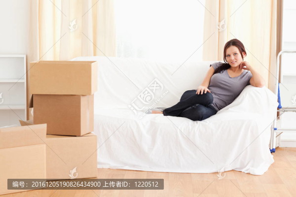 可愛的女人坐在沙發(fā)上