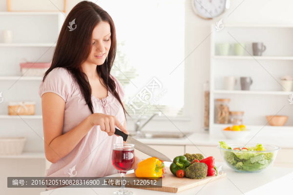 美女切辣椒