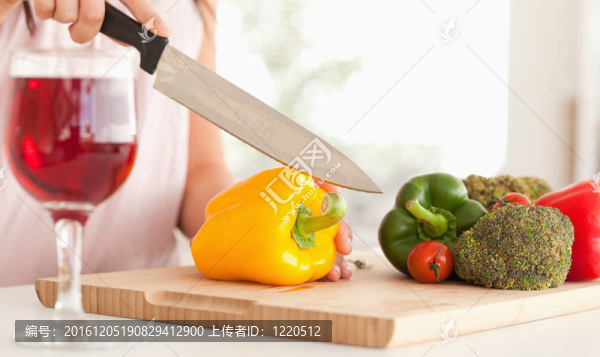女人切辣椒