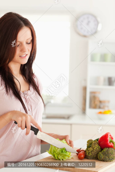 一個(gè)可愛(ài)的女人切割蔬菜肖像