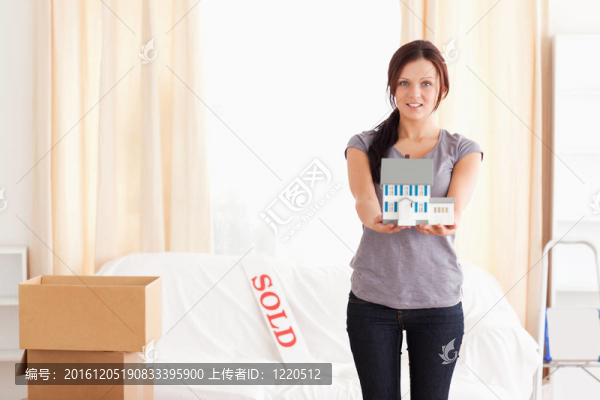 抱樣板房的年輕女子