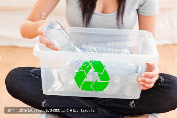 帶回收箱的女士