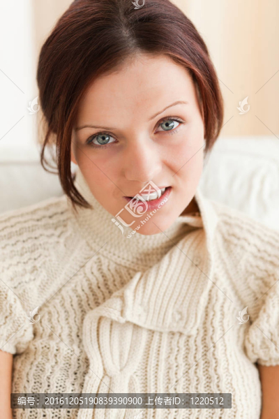 一個(gè)微笑可愛的女人