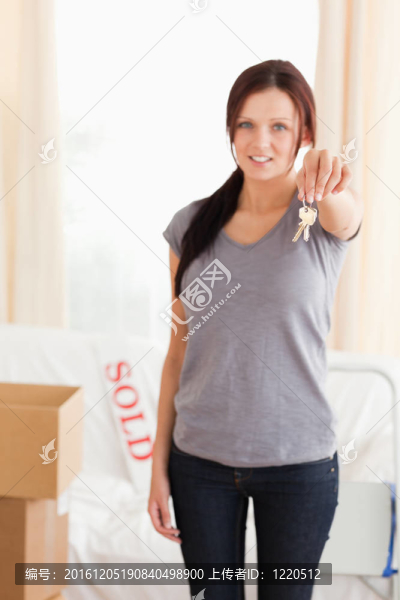 一個(gè)可愛(ài)的女人拿著鑰匙的肖像