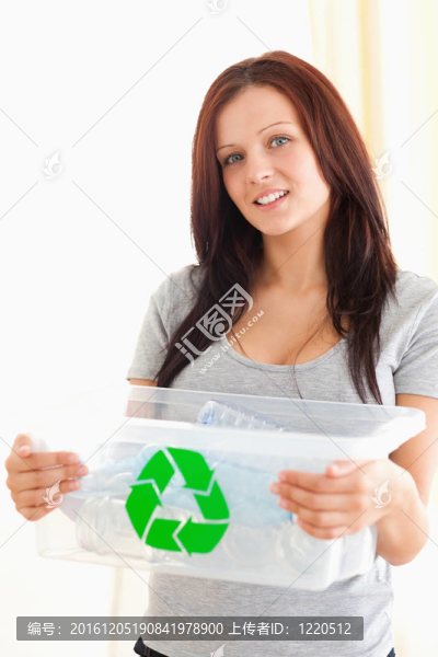 華麗女子抱著回收箱