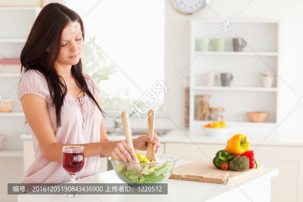 年輕女人拌沙拉