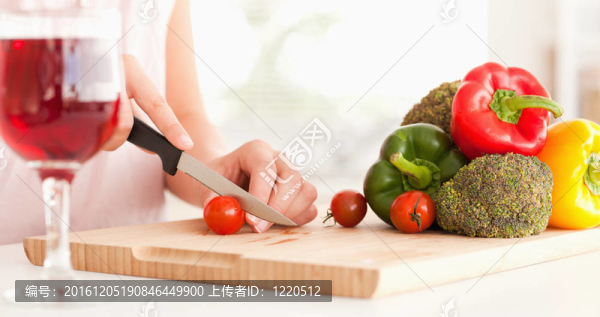 女人帶著一杯酒