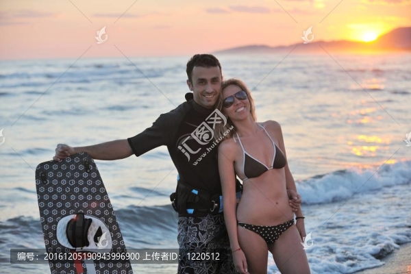 沖浪情侶在海灘上日落