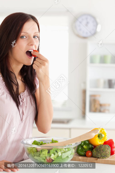 一個可愛的女人吃蔬菜的肖像