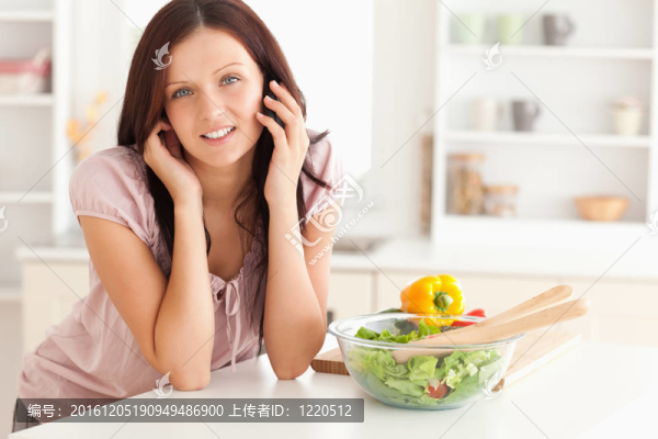 華麗的女人使用手機(jī)