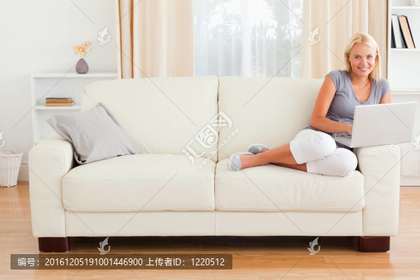 金發(fā)女人帶筆記本