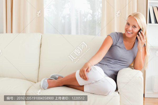 華麗的女人在電話里