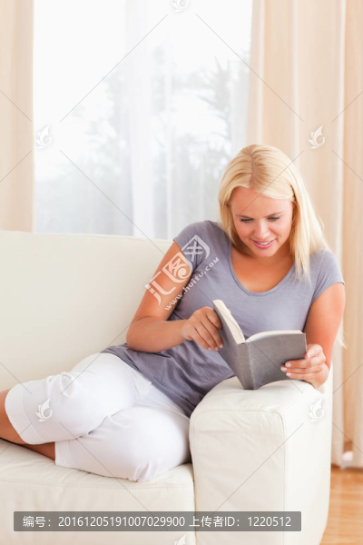 女人讀書的畫像