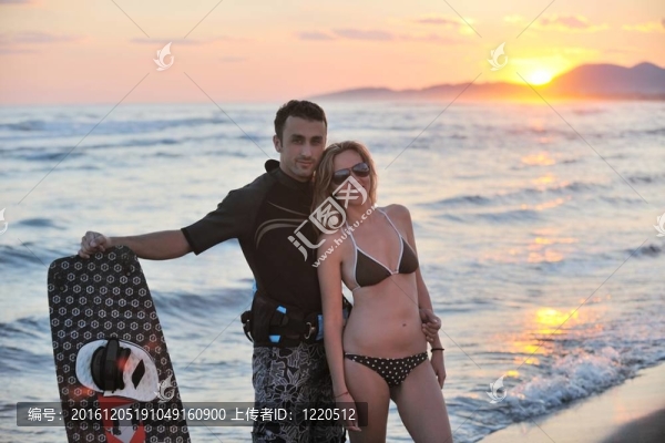 沖浪情侶在海灘上日落