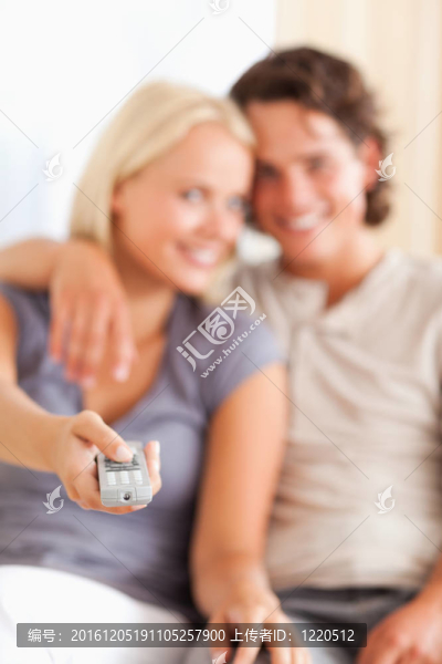 一對幸福夫婦看電視的畫像