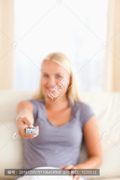 女人看電視