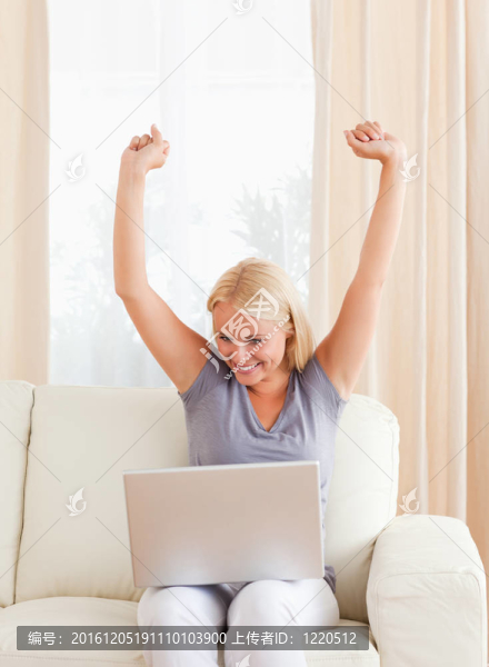 快樂的女人使用筆記本電腦