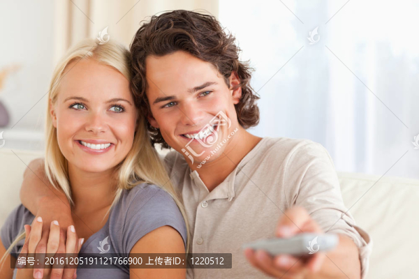 一對夫婦看電視