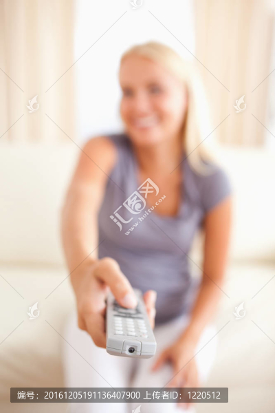 一個微笑的女人在看電視