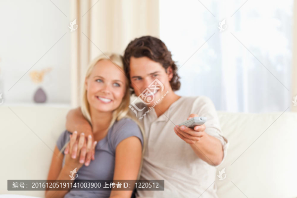 年輕夫婦看電視