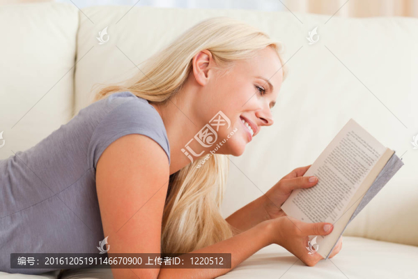 微笑的女人在看書
