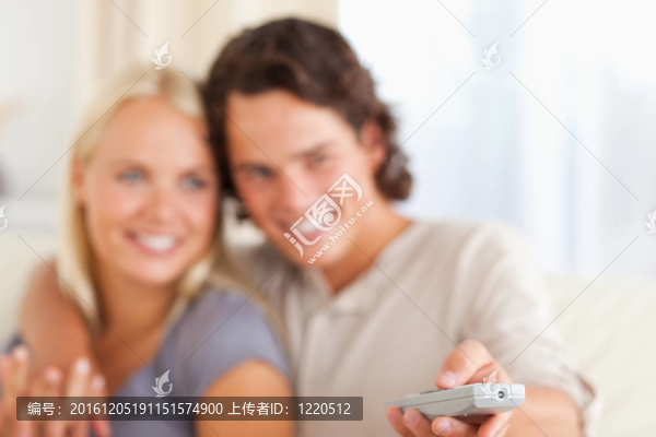 一對年輕夫婦在看電視