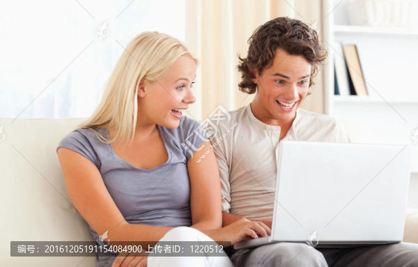 驚喜夫婦使用筆記本電腦