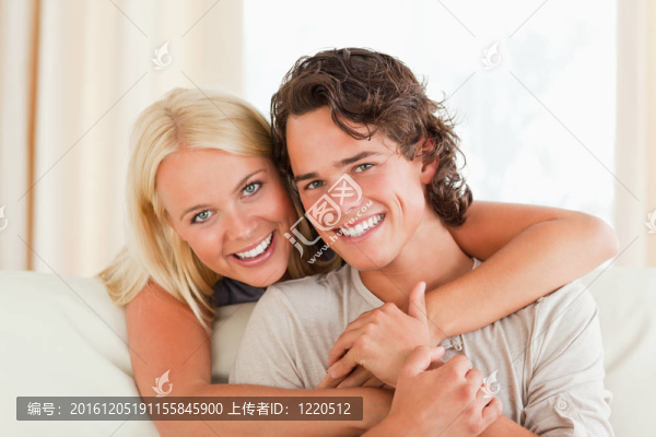 可愛的情侶擁抱