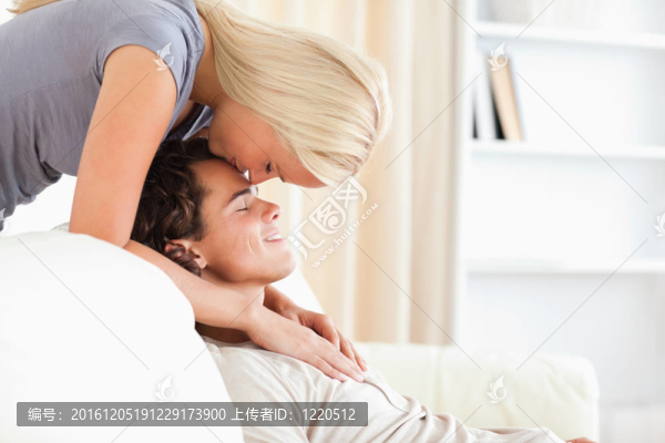 女人親吻她的未婚夫額頭