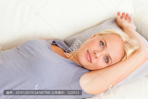 可愛(ài)的女人躺在沙發(fā)上