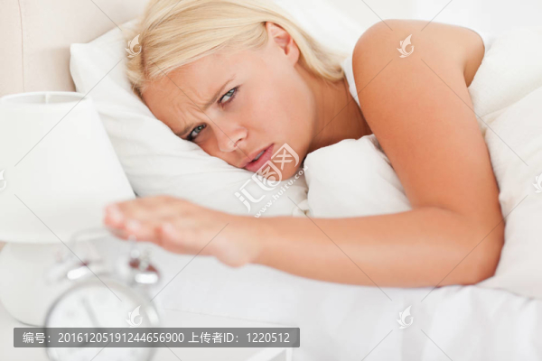 可愛的女人被鬧鐘喚醒