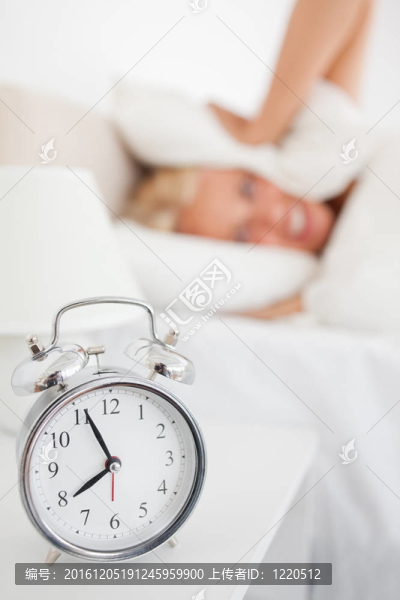 一個(gè)女人在枕頭上藏著她的頭像