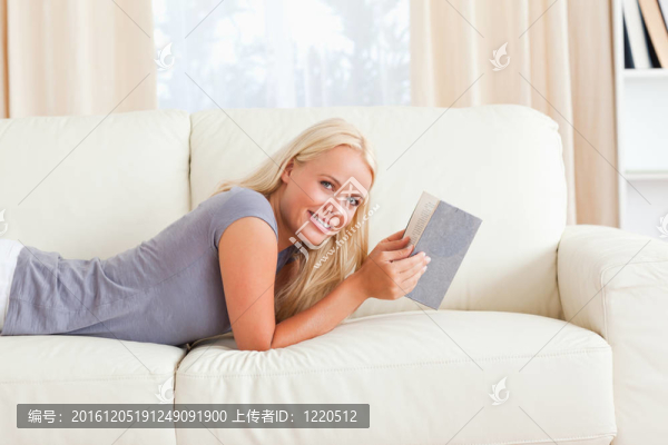 快樂的女人與書
