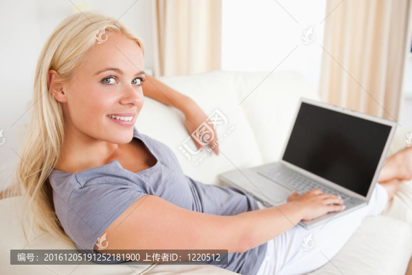 金發(fā)女郎打開筆記本電腦